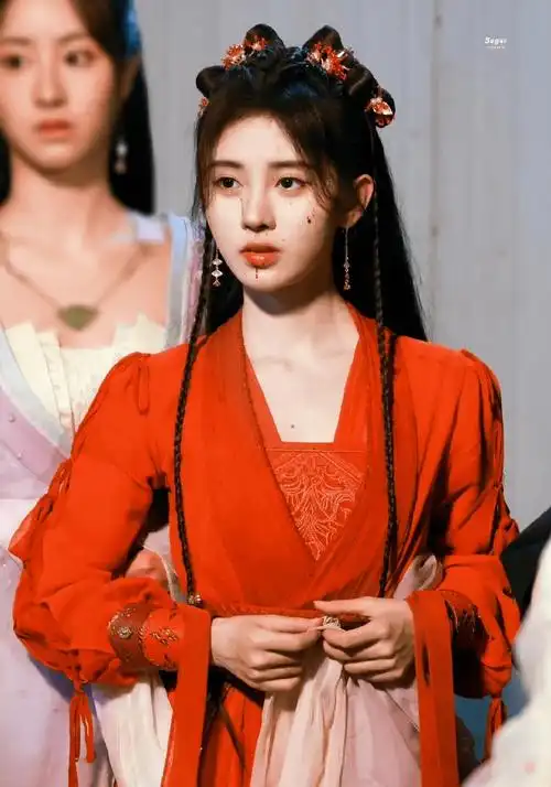 自从2016年,2017年获得总选冠军之后,鞠婧祎的影视资源越来越好,从一