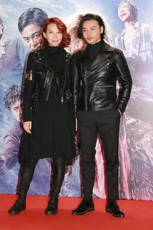 蔡少芬长发挺温柔的,格纹大衣配破洞裤,看着比张晋还高不少|卫衣|皮衣