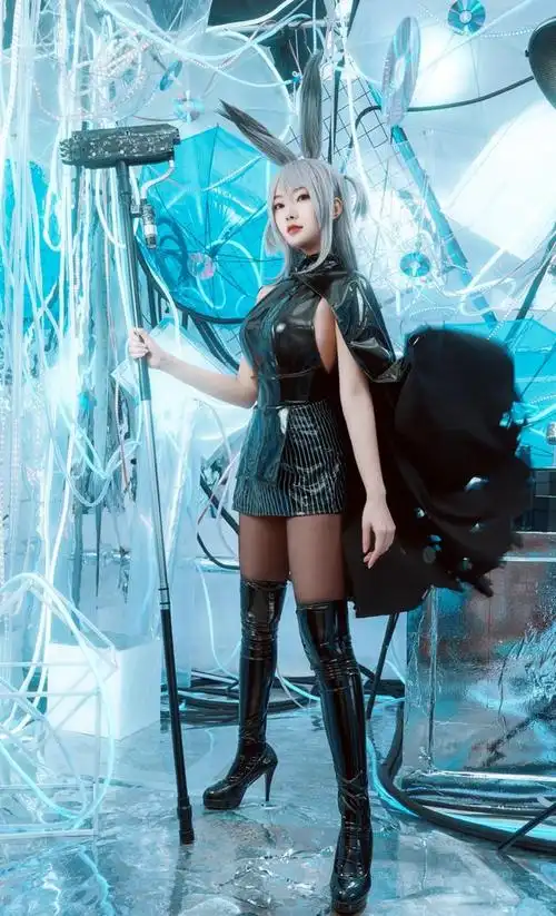 cosplay:穿黑色紧身皮衣配"黑丝"和高跟长筒靴的暴行,堪称是爆炸般的