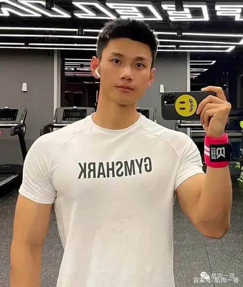 185cm山东男教练私照疯传,肌肉身材太撩了