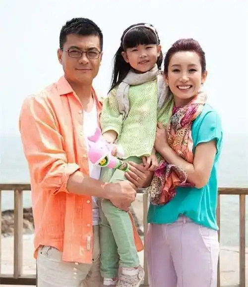 2015年,36岁秦海璐产下九斤重儿子后,丈夫王新军表示:补办婚礼_男孩子