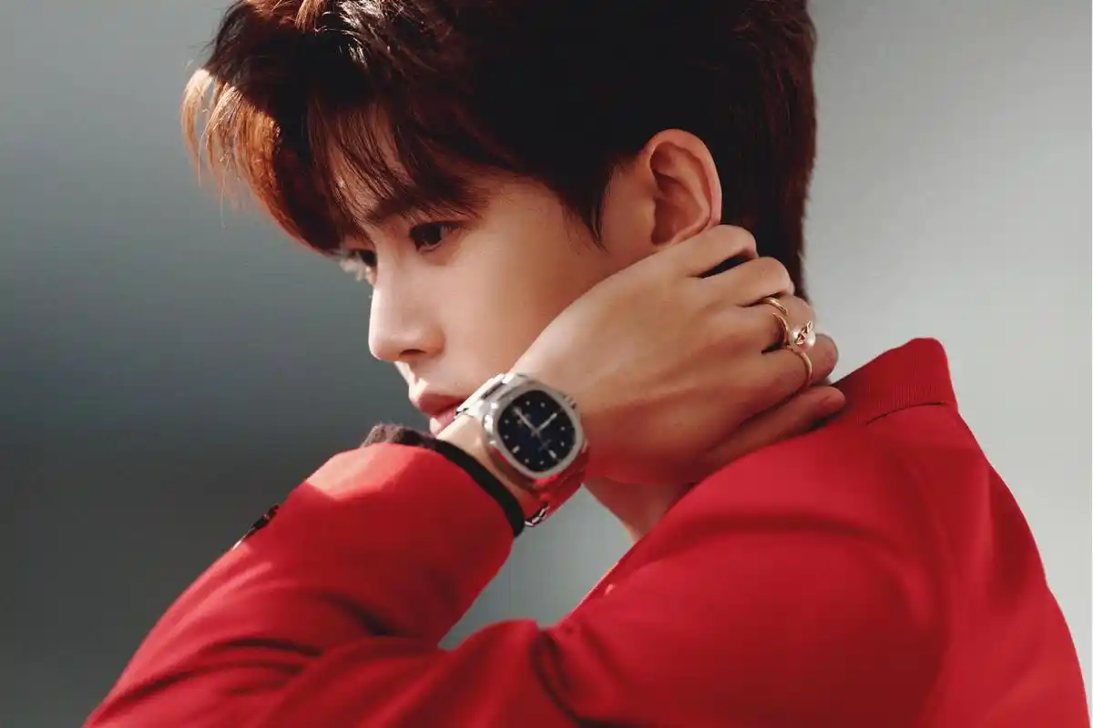 任嘉伦一身红色西装亮相,为寒冷的冬天注入了一抹炽热的色彩.