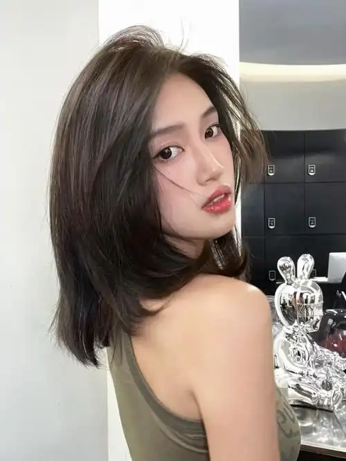 层次感锁骨发减龄发型设计