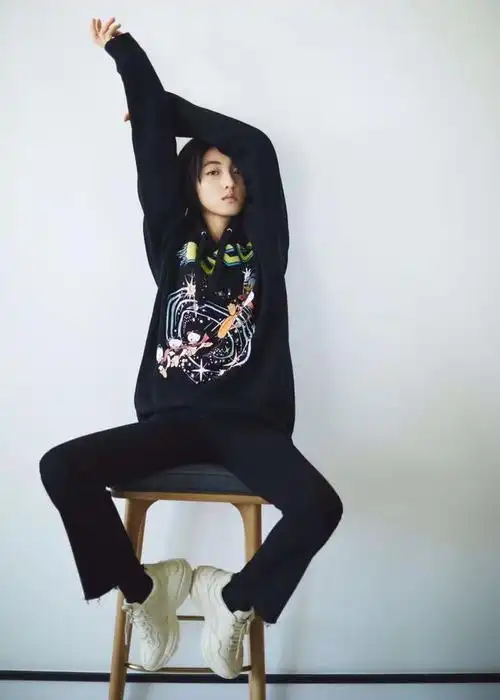 张子枫出席《秘密访客》发布会,一身简约装超可爱|穿搭|廓形_网易订阅