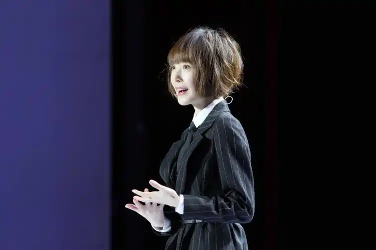 鲁豫真诚对白青年学生在爱人之前先爱自己