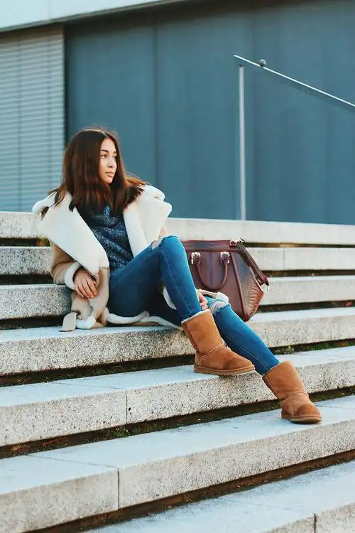 雪地靴皮毛一体外套相似材质更般配