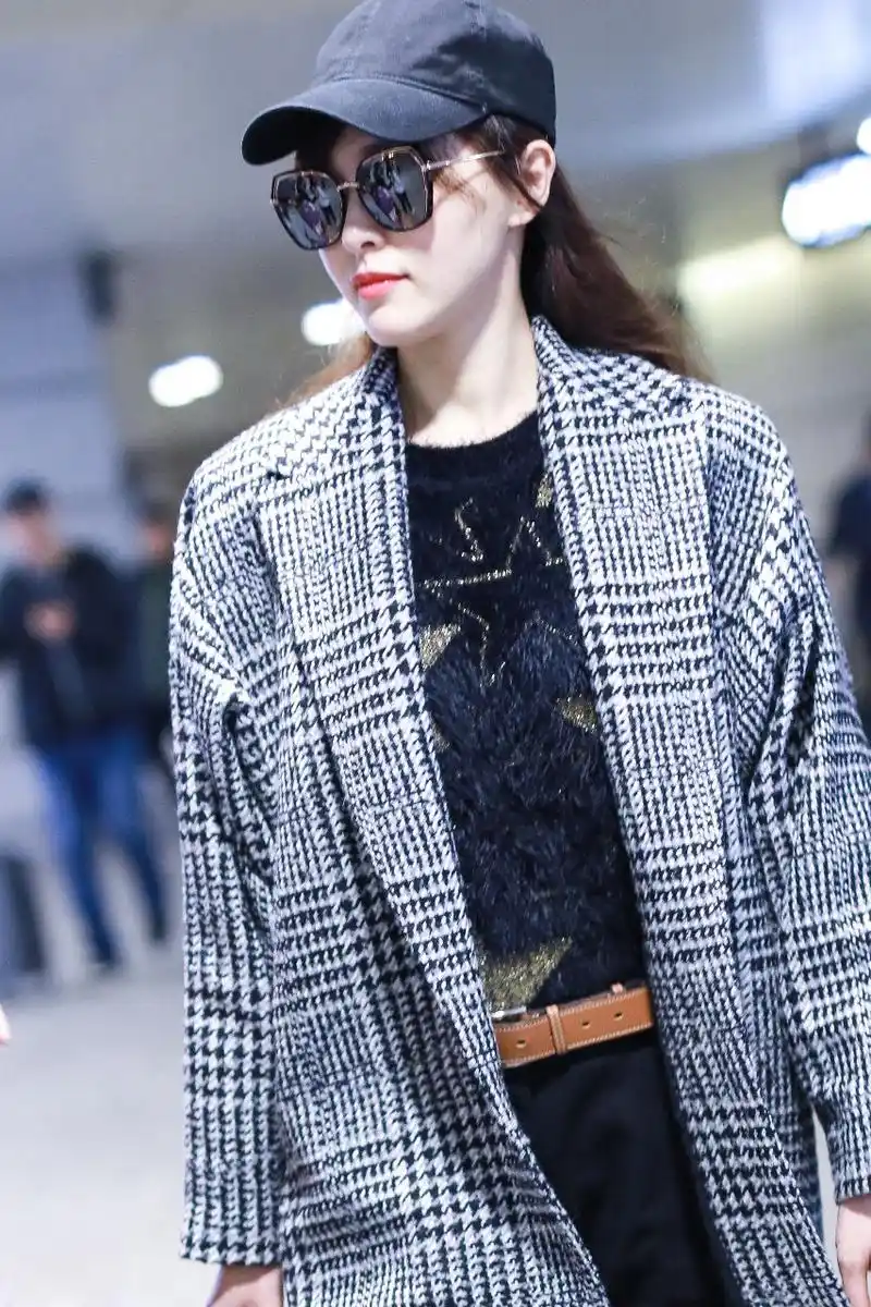 唐嫣现身上海机场,穿着时尚,女神范十足!