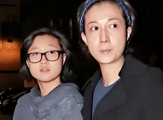 成龙个人资料简介,"抛妻弃女"的成龙,被情感史败光自己观众缘!