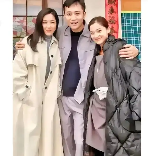 刘烨,梅婷和曾黎的合照,刘烨站在中间左拥右抱,同学情谊坚如石