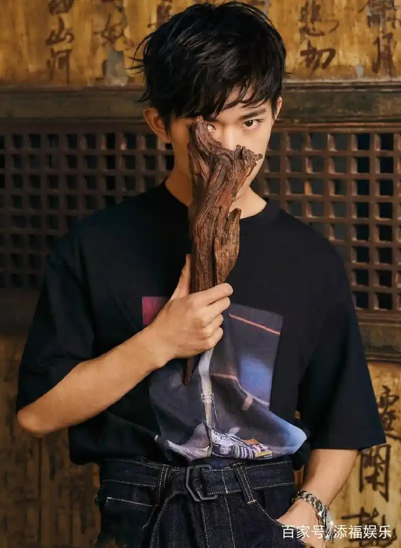 易烊千玺的新剧造型怎么有白头发,千玺最近压力太大了吗?