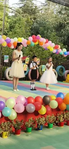 主持人满怀激情地拉开了活动的序幕!