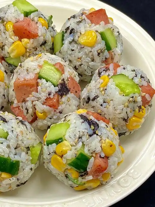 不得不说剩米饭这么做 变成全家都爱吃的饭团 饭团口感很丰富清爽