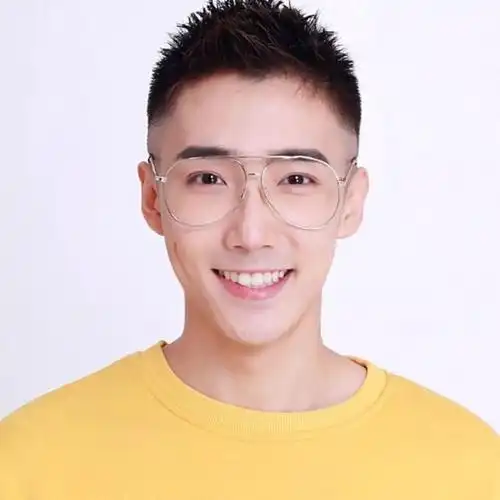 男大学生清爽帅气发型