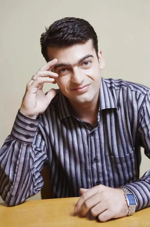 一个人,坐,笑,微笑,露齿笑,竖图,室内,白天,正面,衬衫,桌面,桌子,亚洲