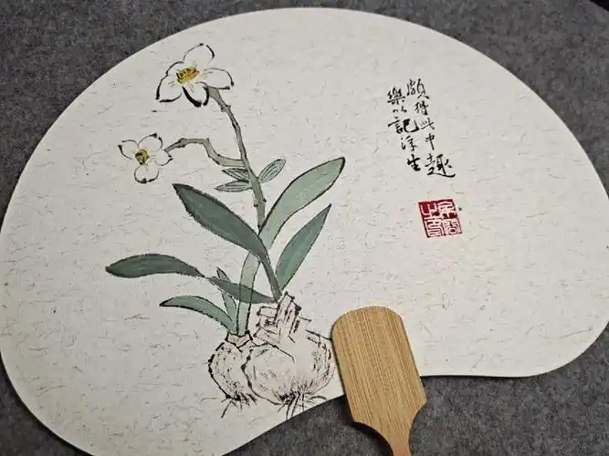 水仙  #团扇  #国画团扇  #手绘团扇原以为花头难画,其实叶子最难