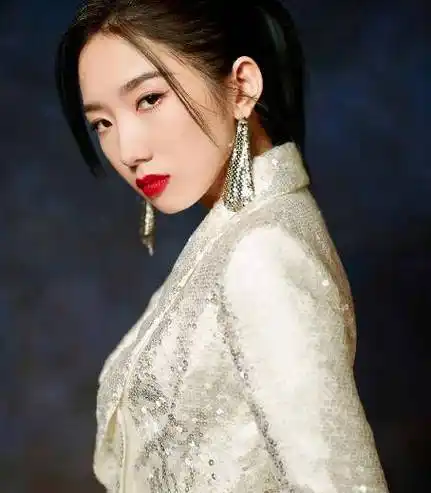 继拍策划黑脸之后孟美岐代言酸奶看表情就知道这次更好喝