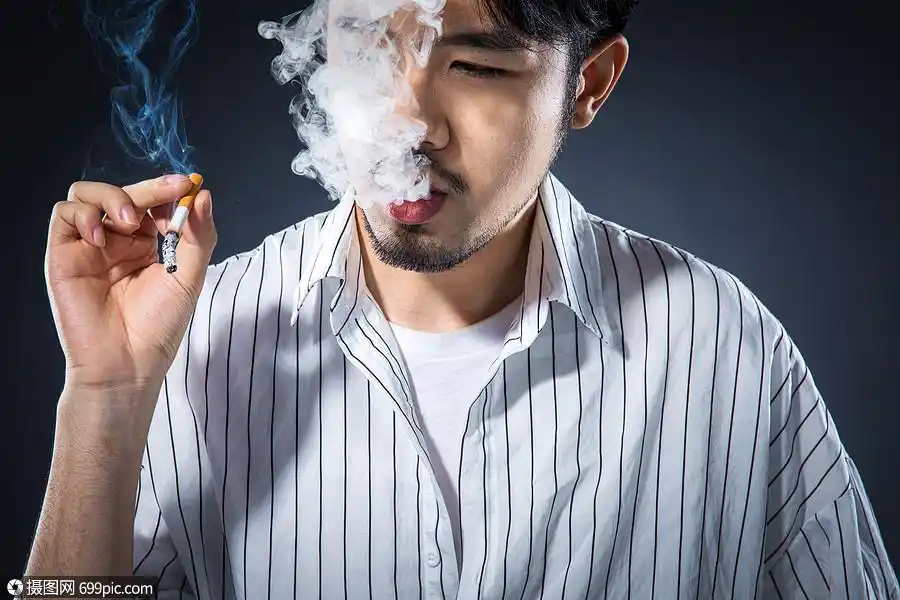 男性抽烟男人人物图片