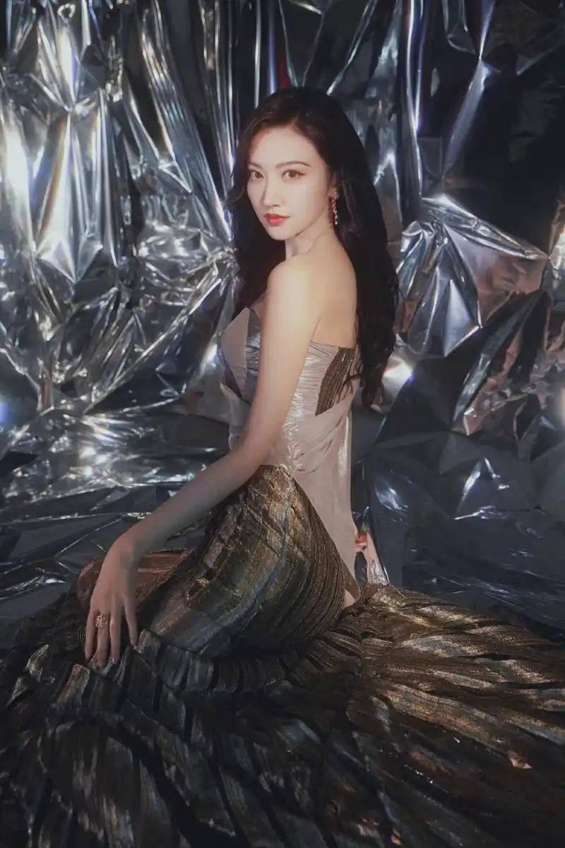 景甜,一袭抹胸裙,人间富贵花