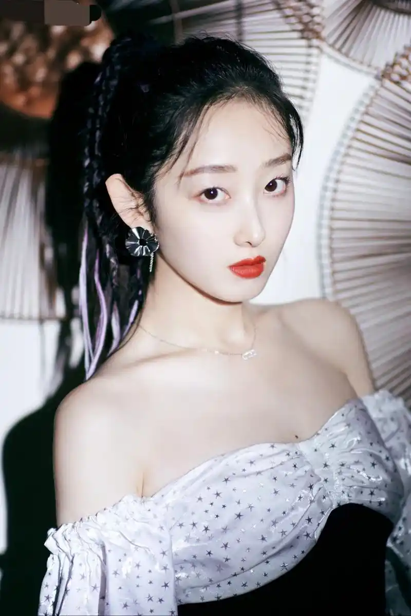 清纯性感蒋梦婕,穿低胸裙性感迷人#娱乐最前沿