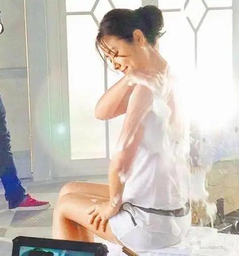 照片中的林心如依然显得是那么的清纯可人,唯一不同的是林心如当日穿