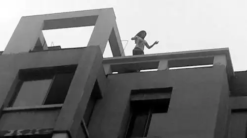 "我不想活了……"女子欲从16楼天台跳下 危急时刻