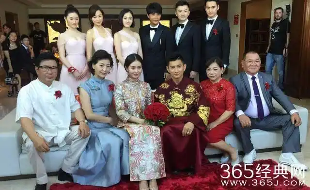 明星和家人在婚礼上的合影只有沙溢胡可的父母穿的和平时差不多