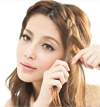 长脸怎样扎头发显脸短学生,校园女生头发不长不短还遮眼?