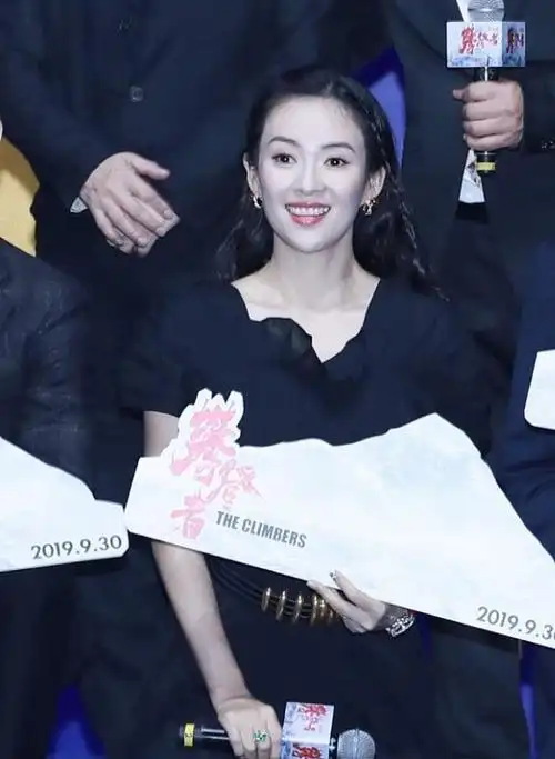 40岁章子怡换新发型太减龄,穿黑色连衣裙配麻花辫,可爱又显瘦