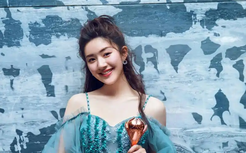 甜美女星赵露思清纯俏皮桌面壁纸图片