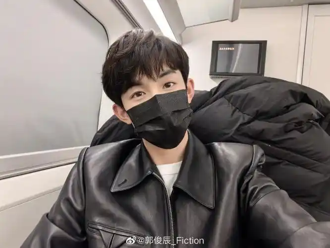 郭俊辰突如其来的自拍##郭俊辰晒自拍三宫格