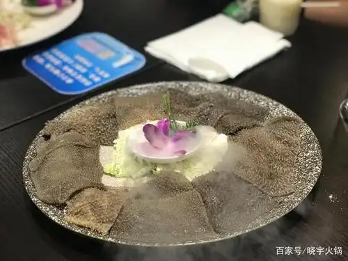 那些火锅摆盘上的垫菜,真的能吃吗?