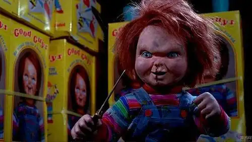 童年阴影《鬼娃回魂》翻拍版剧照 疯女血战恐怖娃娃