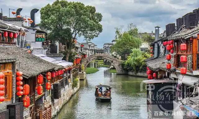 浙江嘉兴市西塘古镇景色如画的水乡风光,蓝天白云下的江南很美丽