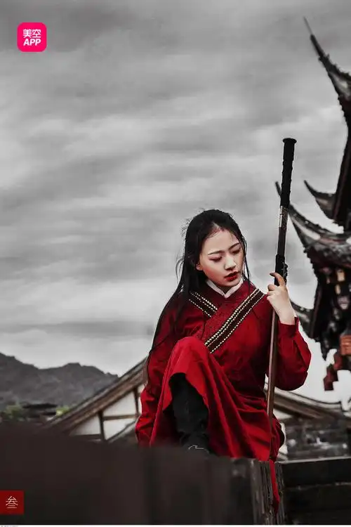 太惊艳了,红衣女侠一把利剑闯江湖