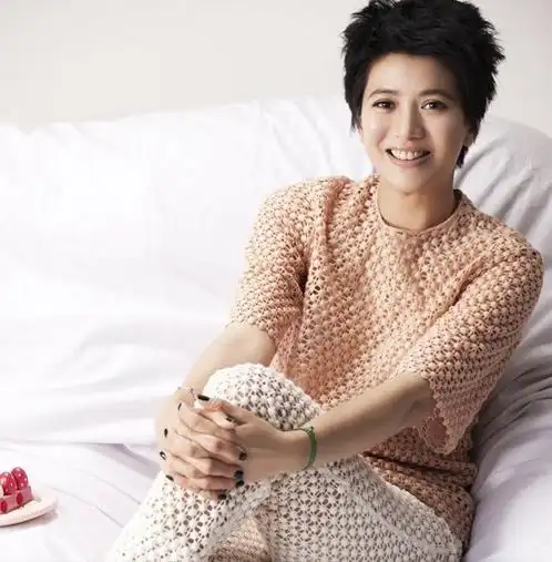 袁咏仪写真曝光演绎居家女人的幸福生活