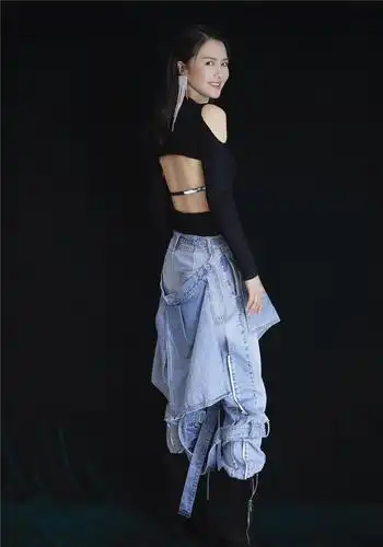 原创谭维维总算换造型了,穿黑色紧身装大露美背,却被身上牛仔裤抢镜