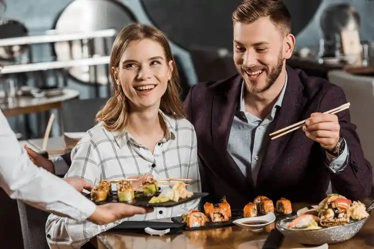 迷人的微笑的情侣在餐厅用餐迷人的微笑的情侣在餐厅用餐