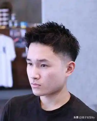 帅气男士飞机头发型图片(最受欢迎的三种男生时尚发型)插图4