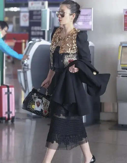 秦海璐太有贵妇范金色亮片外套高贵精致配半身裙优雅大气