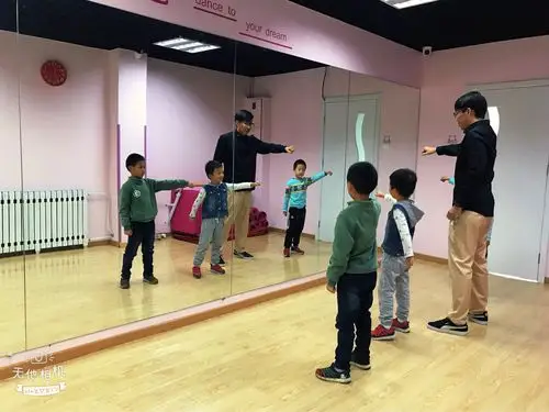 新班火热报名中…… 新课试听:少儿中国舞,少儿拉丁舞,少儿街舞!