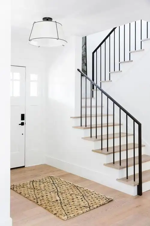 用绳子当扶手在楼梯上拉线比实木好看多了安装简单也省钱