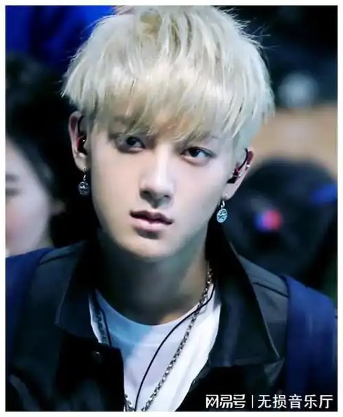 百亿富二代黄子韬赶超王思聪,自强却是娱乐圈一股清流