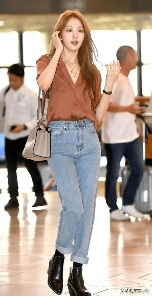 韩国女星李圣经亮相机场,焦糖色衬衫搭牛仔裤