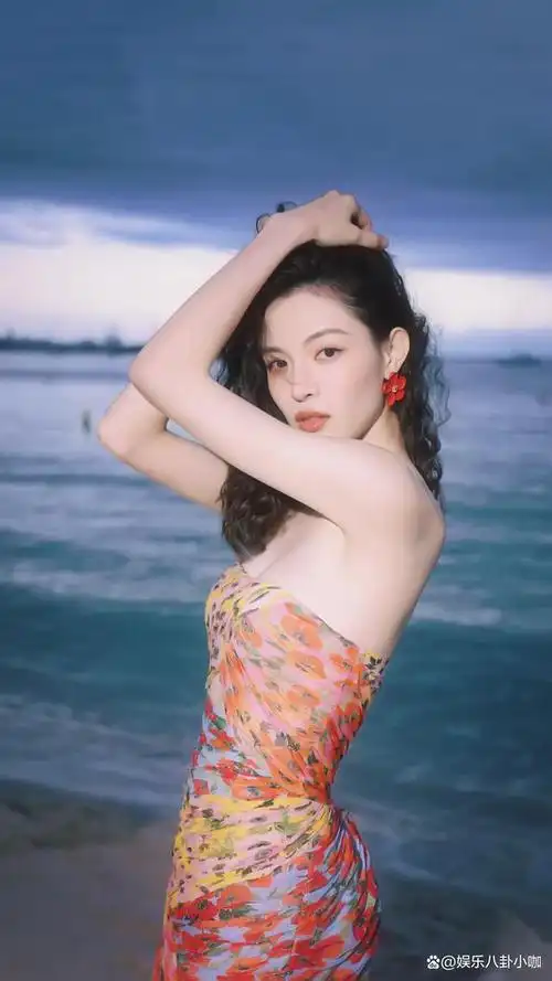 女星钟楚曦最近在戛纳电影节,一身性感迷人的旗袍,和男星龚俊一同亮相