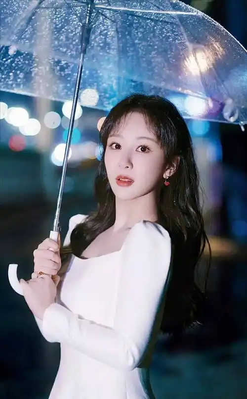 打着雨伞的女演员,张雨绮,姐姐,刘亦菲,杨紫等,哪一位最让你惊艳?