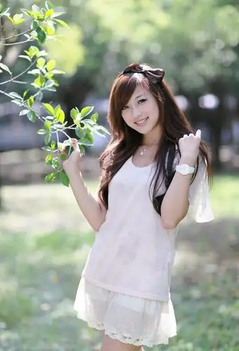 阳光美景下的清甜可爱长发小妹