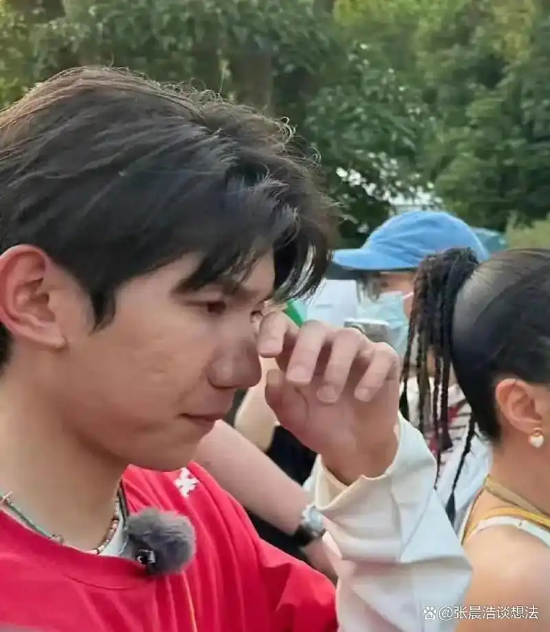 王源生图状态引发热议,脸上痘印明显,粉丝晒美颜照力证他皮肤好