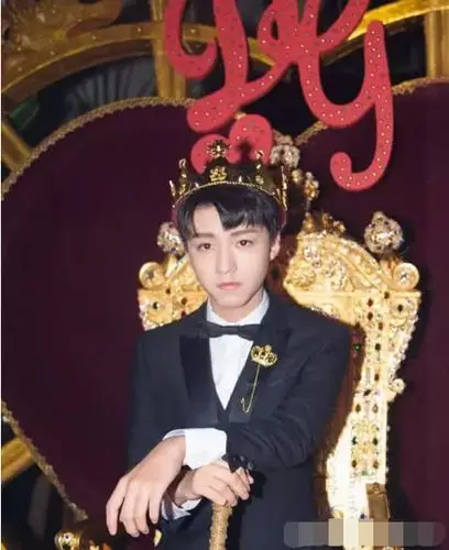 男神头戴皇冠谁最撩人?易烊千玺高贵王源俏皮,蔡徐坤判若两人!