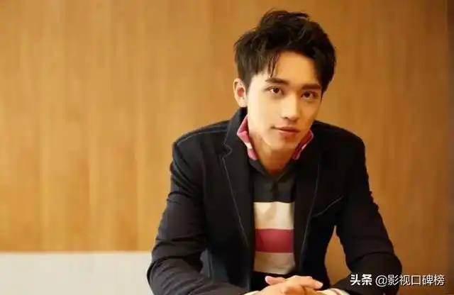 当时的女友叫董懿琳,两人的右手臂内侧还有情侣纹身