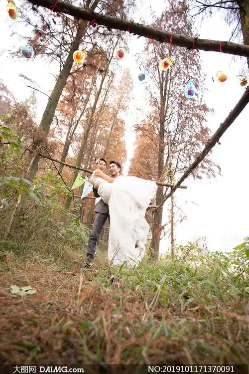 被抱在怀里的美女婚纱摄影原片素材